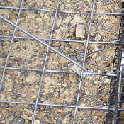 Stahlschalungselemente gefüllt mit kleinen Steinen