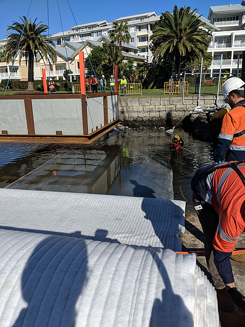 Geoverbundstoffe werden ins Wasser gelassen