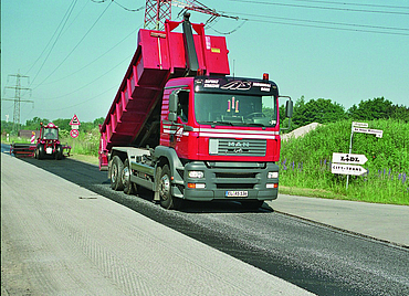 Asphalt wird von einem Lastkraftwagen abgekippt 