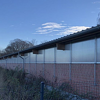 Innovative Stalltrennung: Lubratec Hubfenster in einem Maststall mit 2 Altersgruppen