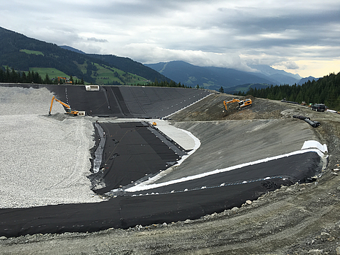 Geotextilien in Aktion: Straßenbau, Tragschichtbewehrung und Umweltschutzprojekte