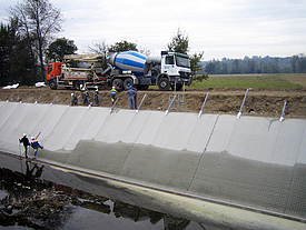 Befüllen der Böschungsabschnitte mit fließfähigem Beton