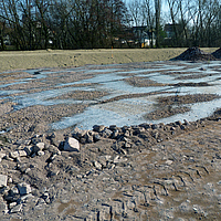 Teilweise mit Geröll bedecktes Basetrac Grid auf einer Baustelle