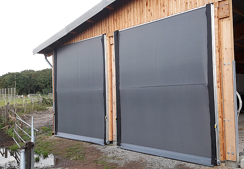 Rollotore als Wind- und Wetterschutz in den Durchfahrtsöffnungen des Hallen-Neubaus