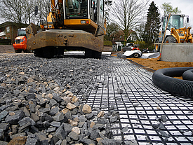 Einbau von Geokunststoffen und Schüttsteindeckwerk zur Tragschichtbewehrung und Bodenstabilisierung des Straßennetzwerkes