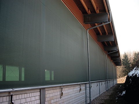 Lubratec Rollwand als Wetter- und Windschutz oberhalb des Mauersockels einer Halle