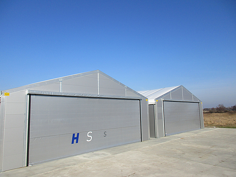Geschlossener Hubschrauberhanger auf einem Flugplatz