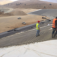 Bauarbeiter verlegen und befüllen Incomat® Filterpunkt Betonmatte