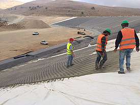 Bauarbeiter verlegen und befüllen Incomat® Filterpunkt Betonmatte