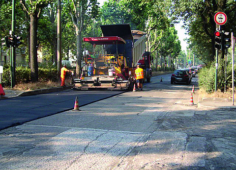 Asphalt kommt auf die Asphaltbewehrung HaTelit C 40/17