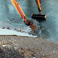 Einbau von Betonmatten und Sicherung durch kohärentem Deckwerk an der Uferseite eines Flusses