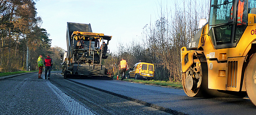 Robuste Straßenherstellung mit Walze und Termaschine Herstellung einer widerstandsfähigen Straße mit Walze und Termaschine