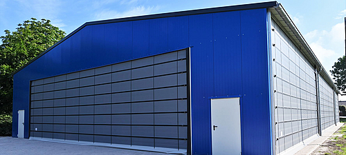Lubratec Faltfront an Soccerhalle Großes Lubratec Falttor an Vorderseite einer blauen Soccerhalle