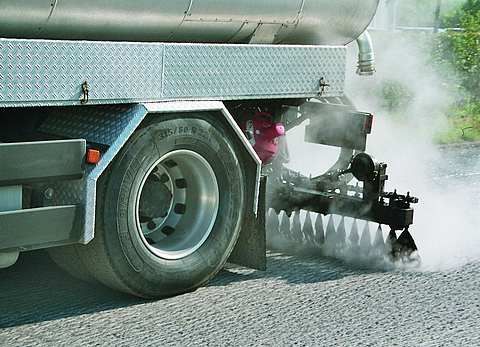 Asphaltbewehrungsgitter der Marke HaTelit C werden eingebaut