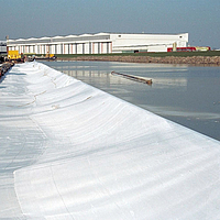 Vorbereitung der geotextilen Folie im Hafen