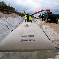 Einbau von SoilTain Entwässerungsschläuchen zum Hochwasserschutz