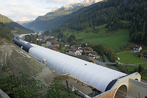 Geosynthetische Tondichtungsbahnen und Bentonitmatten von HUESKER zur effizienten Abdichtung eines Tunnels zum Schutz von Umwelt und Gewässern