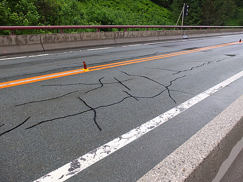 Beschädigte Schnellstraße durch Risse im Asphalt