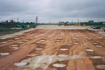Baustelle mit verschiedenen Baumaschinen 