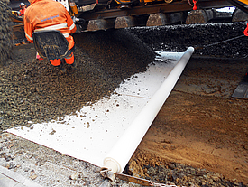 Einbau von Geokunststoffen in den Unterbau des Gleisbettes zur Verstärkung der Tragschichtstabilisierung