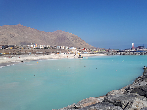 Türkises Wasser mit Bauarbeiten im Hintergrund
