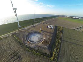 Bewehrte Kranstellfläche für den Beginn des Baus der Windkraftanlage im Windpark Zuidwest