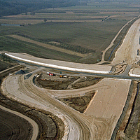Vogelperspektive auf Autobahnkreuz-Baustelle zeigt Einsatz von Stabilenka Geogewebe