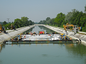 Verlegeponton auf dem Mittleren-Isar-Kanal