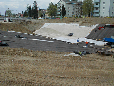 Verlegung von Geosynthetische Tondichtungsbahnen durch Arbeiter 