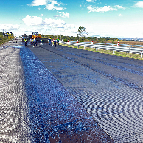 Verlegung von HaTelit durch Mensch und Maschine