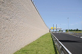Flexibler Einsatz entlang der Autobahn: Fortrac Block mit Betonblocksteinen