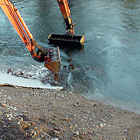 Ausgrabungsarbeiten an der Wasserkante für Uferschutzmaßnahmen