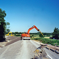 Bauphase eines Damms für Hochwasserschutz und Stauhaltung