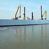 Installation der geotextilen Folie im Hafen