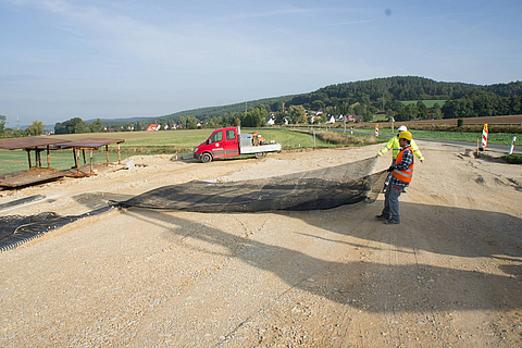 Arbeiter verlegen Fortrac auf einer Baustelle