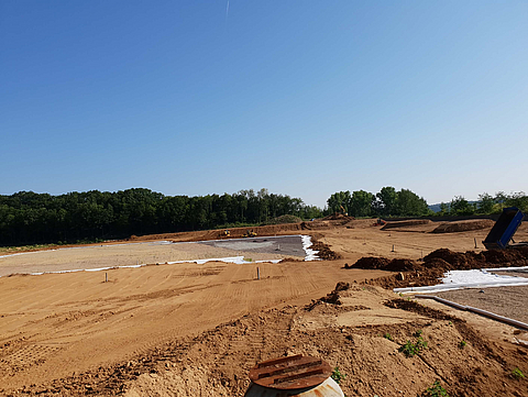 Baustelle mit Aushub und Bastrac Grid