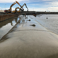 Im Hafen vollständig eingebaute SoilTain Schläuche als Küsten- und Uferschutz