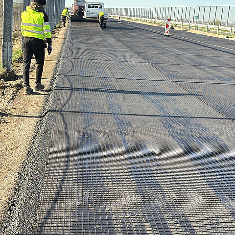 Verlegung von Ha Telit durch Mensch und Maschine
