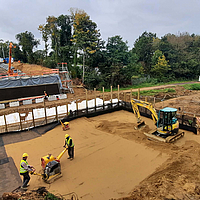 Einbau von Betonmatten am Ufer eines Flusses zum Erosionsschutz bei stehenden Gewässern oder oberhalb der permanenten Wasserspiegellage