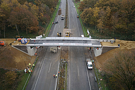 Einbau von Brückenwiderlager aus geogitterbewehrten Erdkonstruktionen