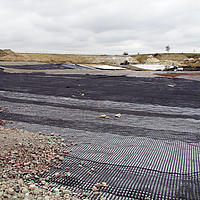 Basetrac Grid: Hochfestes Geogitter von HUESKER für effektive Tragschichtbewehrung.