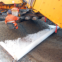  Schiene wird für Basetrac® Duo Geokomposit und Schotterverlegung angehoben