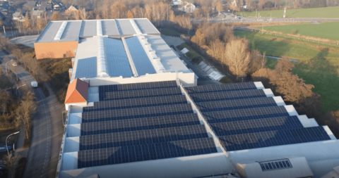 Luftaufnahme der Photovoltaikanlage auf dem Produktionsgebäude in Gescher
