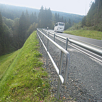 Bundesstraße direkt auf steiler, geokunststoffbewehrter Stützkonstruktion