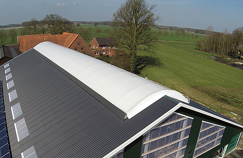 Dachansicht vom Stall mit Lubratec Lichtfirst