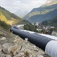 Arbeiter beim Verlegen von Tektoseal® Clay Bentonitmatten zur Tunnelabdichtung