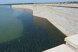 Stabile Kaimauern mit Fortrac Block: Sichere Trennung von Wasser und Land