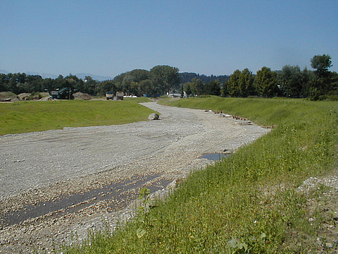 Flussbett im Außenbereich mit Kies verlegt