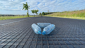 Straße mit HaTelit C eco Bewehrung und recycelten Plastikflaschen