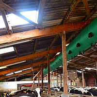 Unteransicht auf den Tube Air Belüftungsschlauch in einem Kuhstall